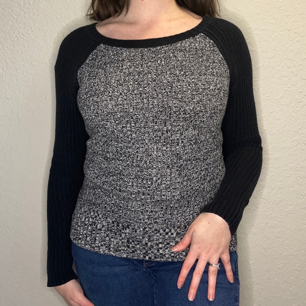 AMERICAN EAGLE OUTFITTERS black and gray sweater